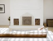 Sofá y chimenea en el moderno salón - foto de stock