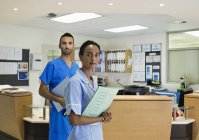 Медсестры, стоящие в коридоре современной больницы — стоковое фото