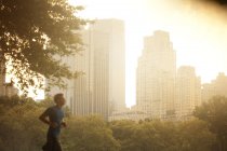 Hombre corriendo en parque urbano - foto de stock