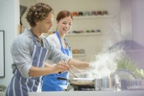 Пара приготовления пищи на кухне — стоковое фото