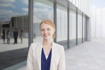 Портрет усміхненої бізнес-леді зовні будівлі — стокове фото