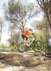 Вид збоку гірського велосипедиста на ґрунтовій доріжці — стокове фото