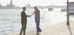Добре одягнений чоловік і жінка на набережній у Венеції — стокове фото