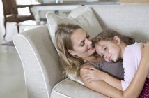 Mère et fille se détendre sur le canapé — Photo de stock