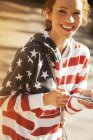 Donna che indossa una felpa con bandiera americana — Foto stock