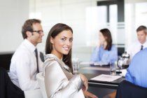 Femme d'affaires souriant dans la réunion au bureau moderne — Photo de stock