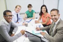 Empresários sorrindo em reunião no escritório moderno — Fotografia de Stock