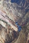Вид с воздуха на реку в скалистом каньоне — стоковое фото