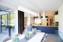 Esszimmer und Küche im modernen Zuhause — Stockfoto