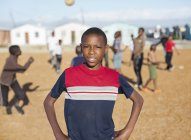 Afrikanische Jungen stehen im Dreckfeld — Stockfoto