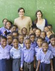 Estudiantes y profesores afroamericanos sonriendo en clase - foto de stock