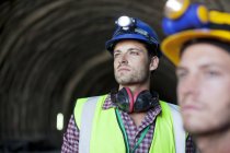 Arbeiter blicken aus dem Tunnel — Stockfoto