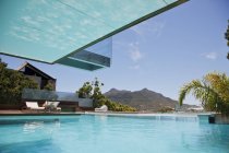 Luxus-Pool mit Blick auf die Berge — Stockfoto