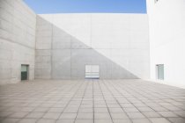 Современная архитектура, пустой бетонный двор — стоковое фото