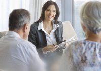 Conselheiro financeiro conversando com clientes no escritório — Fotografia de Stock
