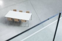 Table and chairs in empty lobby — Stock Photo