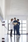 Il personale ospedaliero parla nel moderno corridoio dell'ospedale — Foto stock