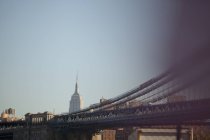 Vista panorámica del puente urbano y paisaje urbano, Nueva York, EE.UU. - foto de stock