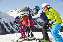 Feliz família caucasiana esqui juntos — Fotografia de Stock