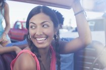 Усміхнена жінка сидить в машині — стокове фото