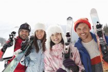 Retrato de amigos felices con esquís - foto de stock