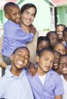 Estudiantes afroamericanos y profesor sonriendo al aire libre - foto de stock