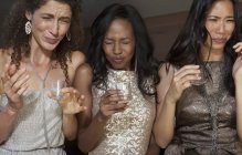 Mulheres tomando shots bebidas na festa — Fotografia de Stock