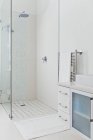 Chuveiro no banheiro moderno dentro de casa de banho — Fotografia de Stock