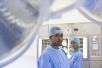 Chirurghi in piedi in sala operatoria moderna — Foto stock