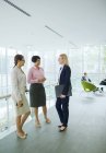 Femmes d'affaires parlant dans un immeuble de bureaux — Photo de stock