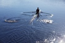 Homem remo scull no lago — Fotografia de Stock