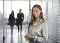 Zufriedene Geschäftsfrau lächelt in modernes Büro — Stockfoto