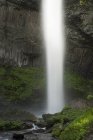 Wasserfall in felsiger, ländlicher Landschaft tagsüber — Stockfoto