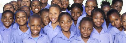 Африканские американские студенты улыбаются вместе на открытом воздухе — стоковое фото
