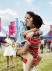 Entusiasta pareja abrazándose en el festival de música - foto de stock