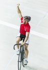 Ciclista de pista celebrando no velódromo — Fotografia de Stock