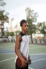 Mann steht auf Basketballplatz — Stockfoto
