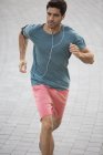 Hombre corriendo por las calles de la ciudad - foto de stock