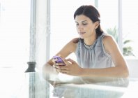Geschäftsfrau nutzt Handy am Schreibtisch — Stockfoto