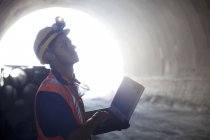 Працівник використовує ноутбук у тунелі — стокове фото