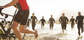 Selbstbewusste und starke Triathleten aus dem Wasser — Stockfoto