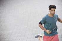 Человек бежит по улицам города — стоковое фото