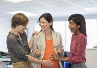 Kollegen bewundern Schwangerschaftsbauch der Geschäftsfrau — Stockfoto