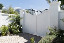 Белые ворота снаружи роскошного дома — стоковое фото