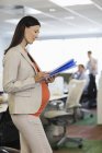 Donna d'affari incinta che lavora in ufficio — Foto stock