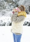 Caucasiano menina feliz jogando na neve — Fotografia de Stock