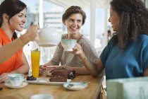 Women having coffee and cake together — Stock Photo