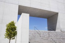 Moderne Architektur, städtische Treppen im Bauhof — Stockfoto