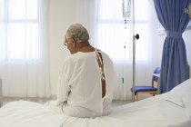 Літній пацієнт носить сукню в лікарняній кімнаті — стокове фото