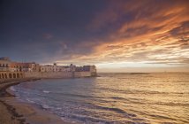 Wellen spülen an Stadtmauern an der Küste — Stockfoto